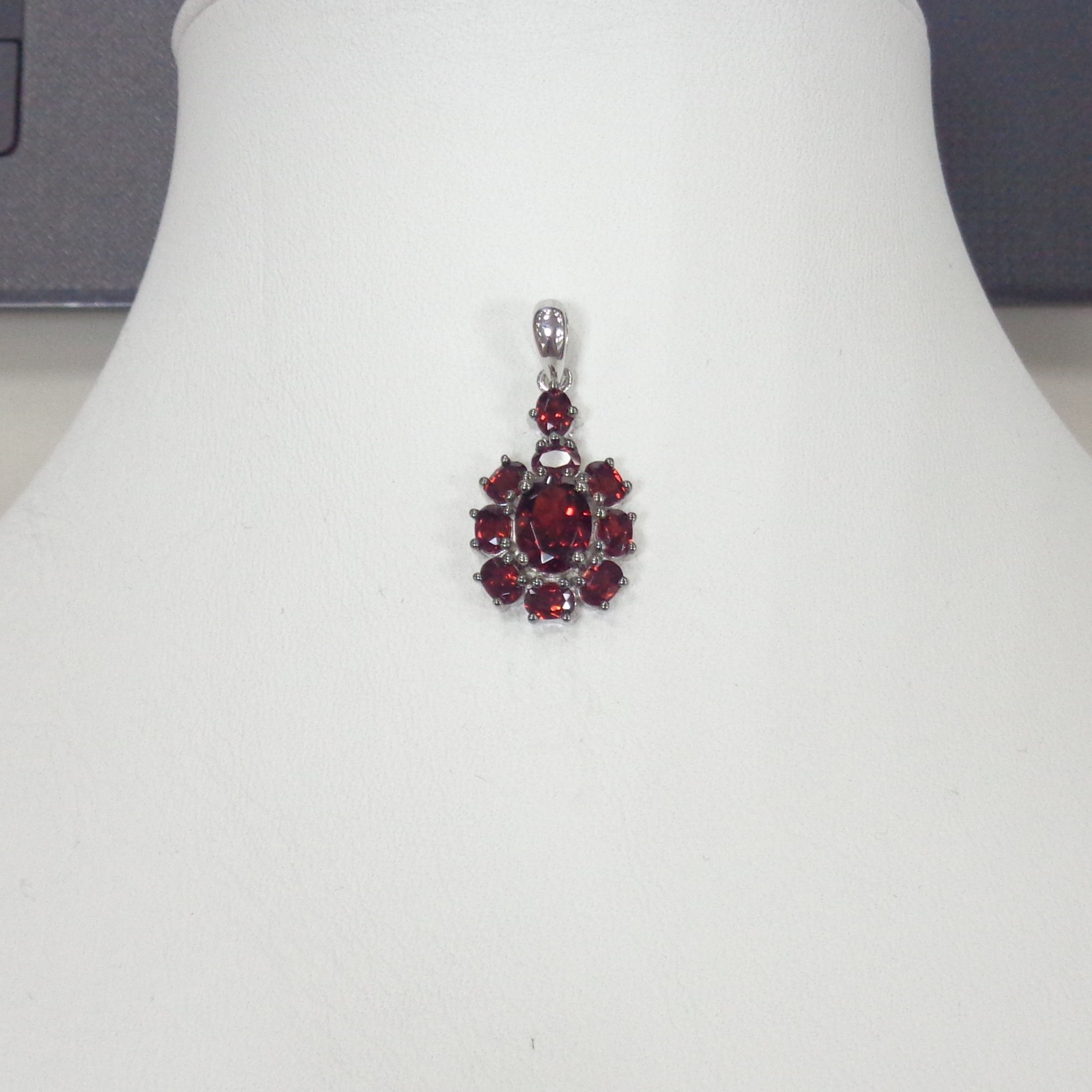 Серебряная подвеска с гранатами